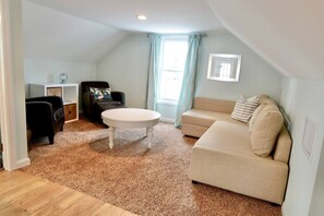 TV - Pinecraft Hideaway • Bright 1BR Near Siesta Key (Sarasota)