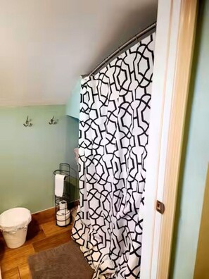 Shower, hair dryer, towels, toilet paper - Pinecraft Hideaway • Bright 1BR Near Siesta Key (Sarasota)