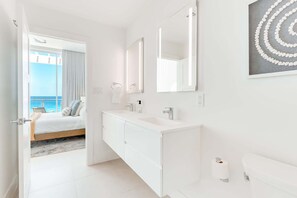 Shower, hair dryer, towels - Oceanfront Luxury Condo with Panoramic Views (West Bay)