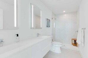 Shower, hair dryer, towels - Oceanfront Luxury Condo with Panoramic Views (West Bay)