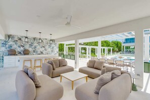 Terrace/patio - Oceanfront Luxury Condo with Panoramic Views (West Bay)