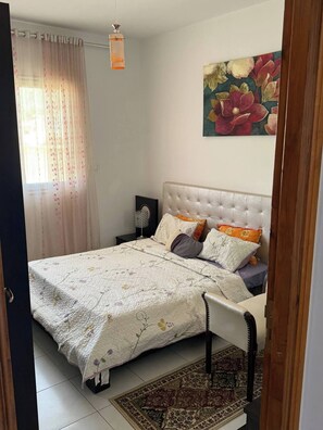 3 habitaciones, tabla de planchar con plancha, wifi y ropa de cama 