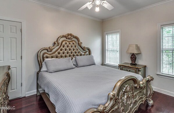 5 bedrooms, iron/ironing board, WiFi, bed sheets