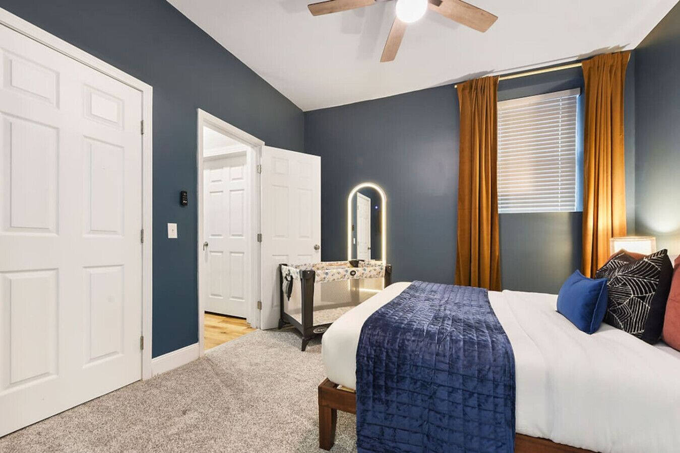 Skrivebord, strykejern/-brett, reiseseng for barn og wi-fi