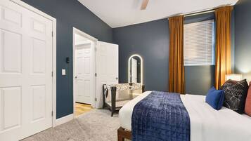 Skrivebord, strykejern/-brett, reiseseng for barn og wi-fi