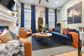 Fernseher, Kamin, Stereoanlage