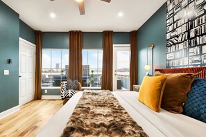 Schreibtisch, Bügeleisen/Bügelbrett, Reisekinderbett, WLAN