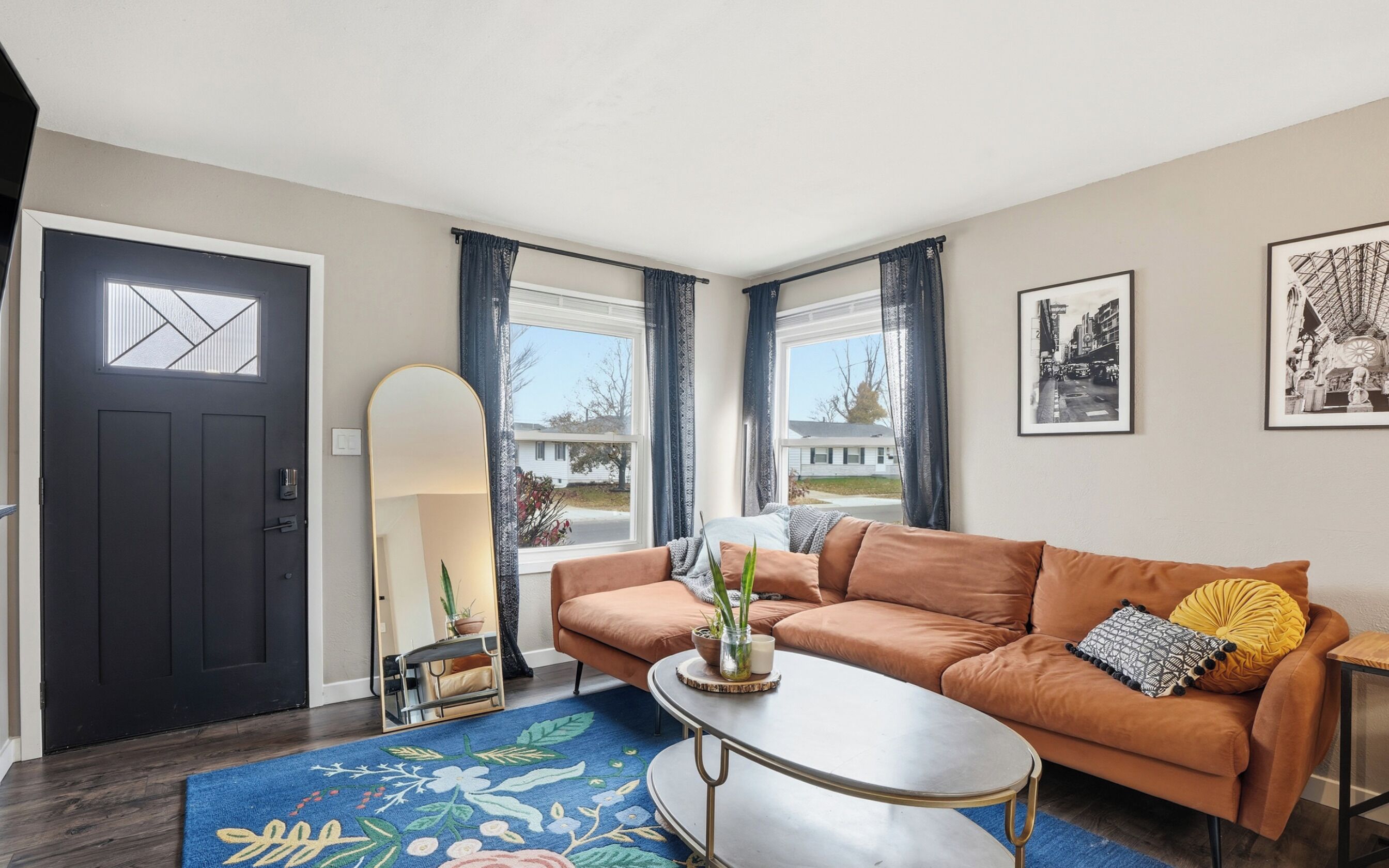 Televisor intel·ligent, llibres i pantalles d'ordinador 