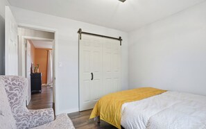 2 slaapkamers, een bureau, een strijkplank/strijkijzer, gratis wifi