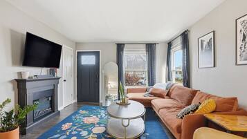 Een smart-tv, boeken en een computerscherm