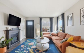 Een smart-tv, boeken en een computerscherm