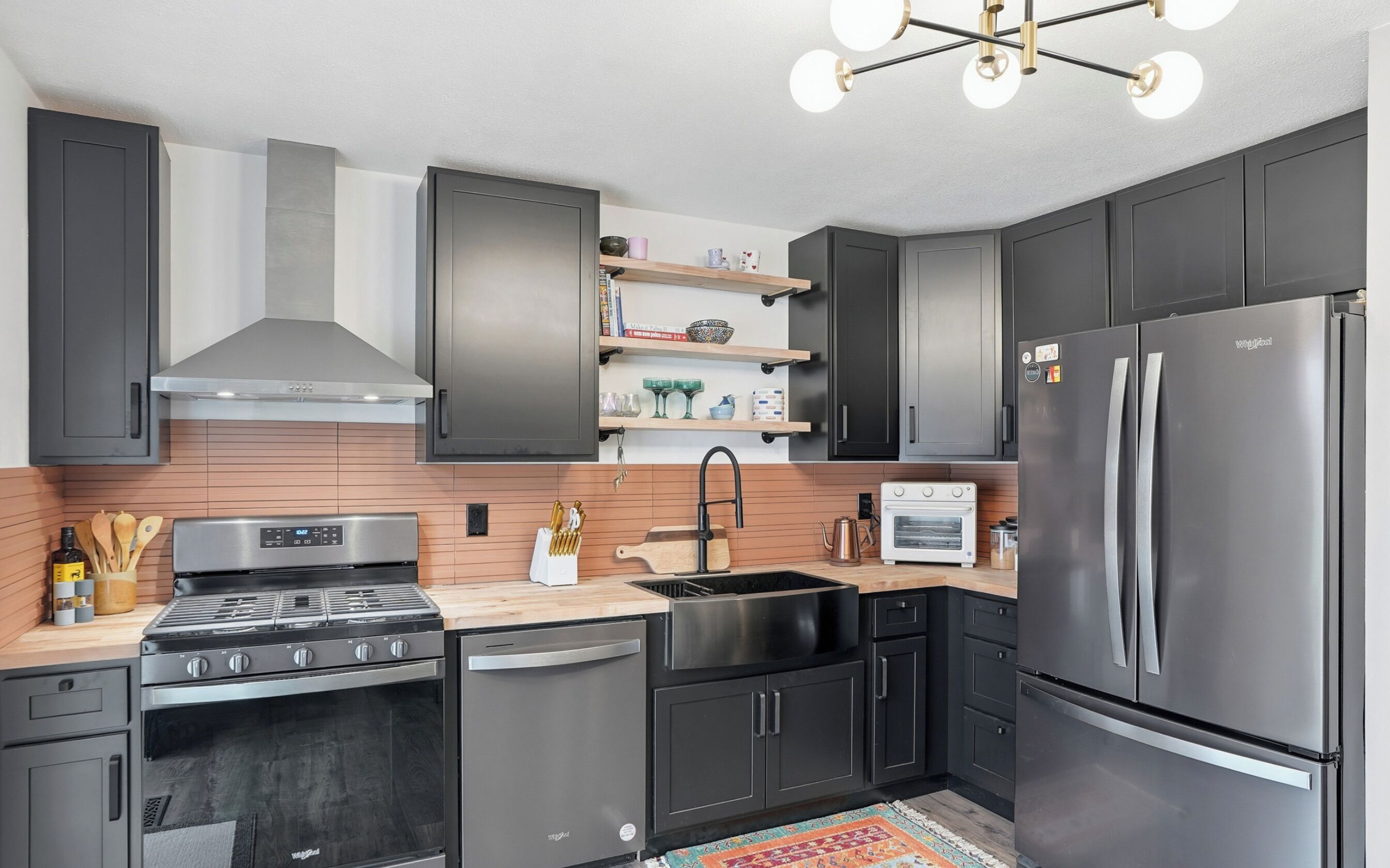 Een koelkast, een magnetron, een oven, een kookplaat