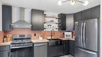 Een koelkast, een magnetron, een oven, een kookplaat