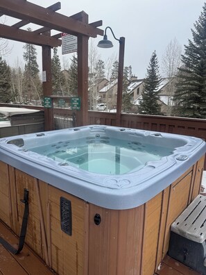 Outdoor spa tub - Keystone Mountain Gem: Dog Friendly Cabin • Ski • Golf • Hike • Hot Tub (Keystone)