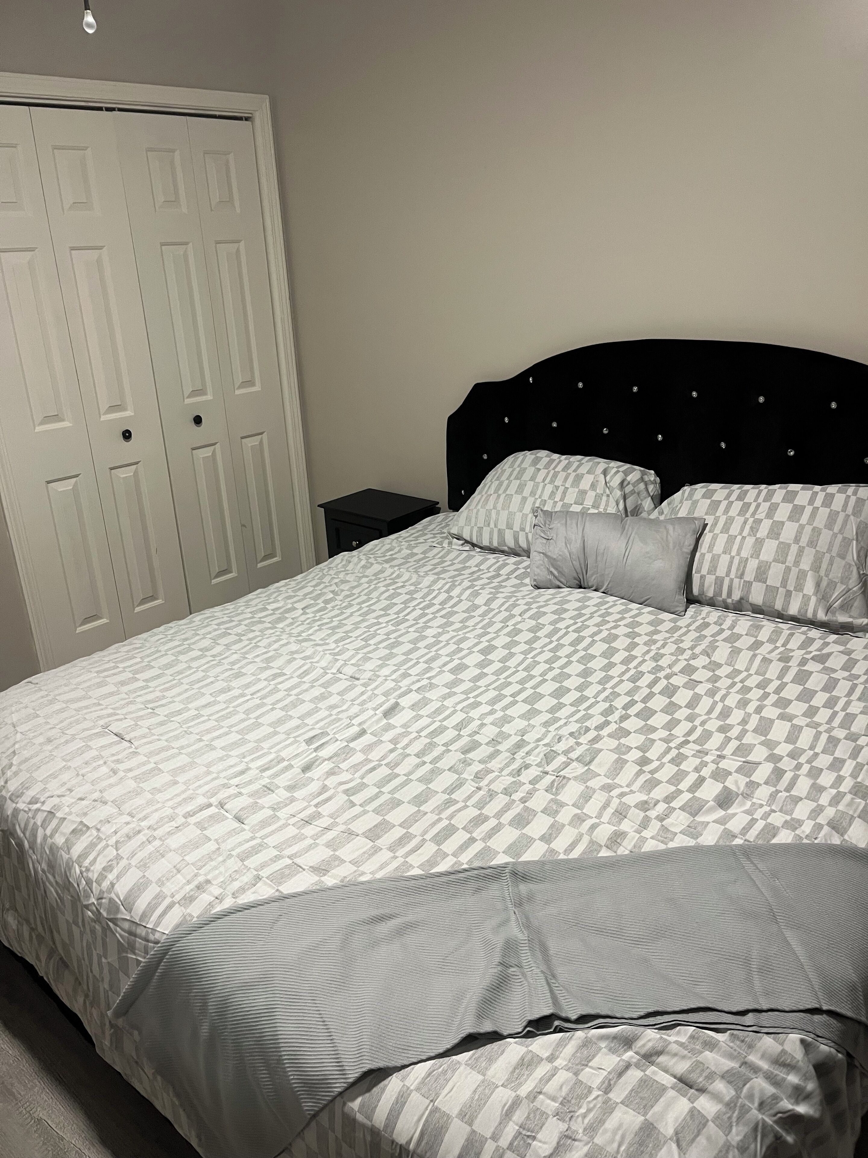 2 habitaciones, tabla de planchar con plancha, wifi y ropa de cama 