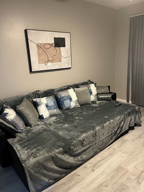 Smart TV - Luxury At The Beach - Updated Modern 2BR~2BR Condo - Minutes to Ocean! (Myrtle Beach)