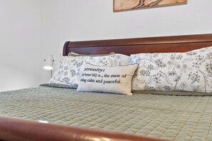 2 bedrooms, iron/ironing board, free WiFi, bed sheets - Prime Hartland Location! 2 King Bedrooms 2 Full Baths Fenced Yard (Lexington)