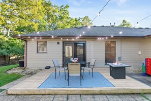 Outdoor dining - Prime Hartland Location! 2 King Bedrooms 2 Full Baths Fenced Yard (Lexington)