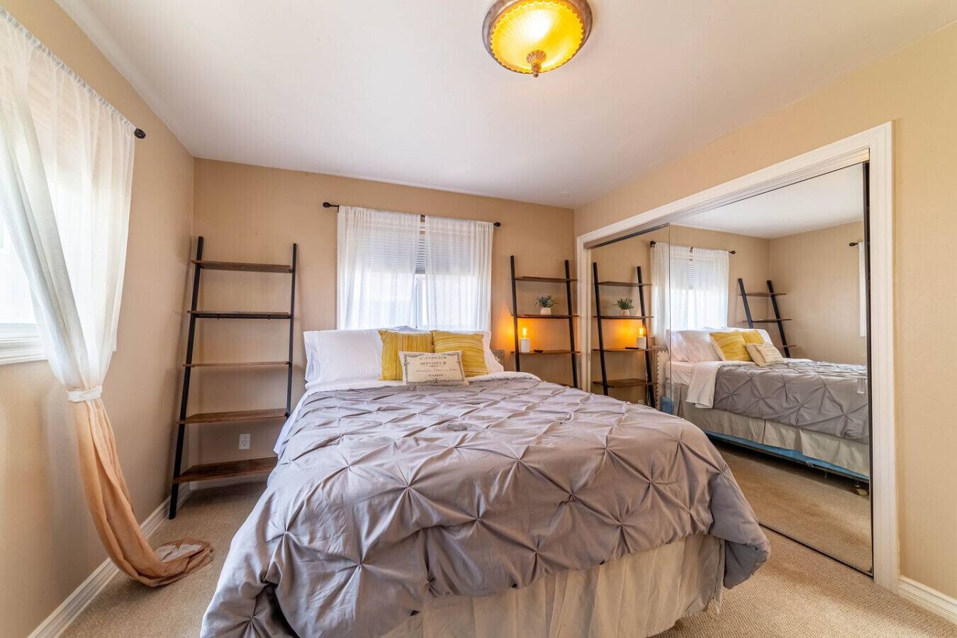 Een bureau, een strijkplank/strijkijzer, wifi, beddengoed