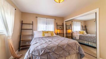 Een bureau, een strijkplank/strijkijzer, wifi, beddengoed