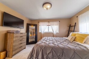 Desk, iron/ironing board, WiFi, bed sheets - Ocean View Penthouse 2/2 w/Garage 2 Blocks 2 Sand! (Manhattan Beach)