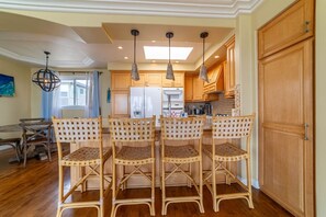 Fridge, microwave, oven, stovetop - Ocean View Penthouse 2/2 w/Garage 2 Blocks 2 Sand! (Manhattan Beach)
