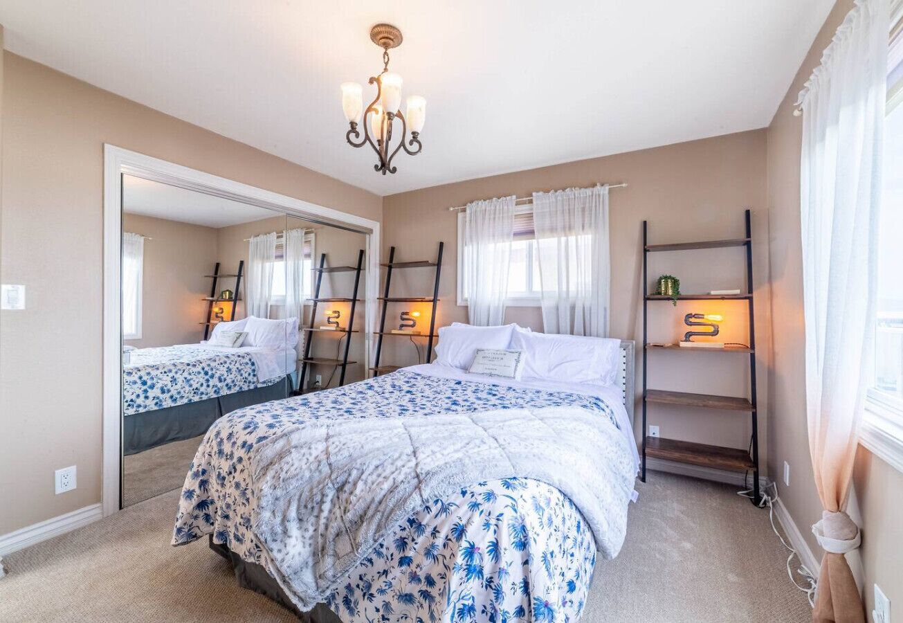 2 bedrooms, desk, iron/ironing board, WiFi
