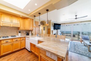 Fridge, microwave, oven, stovetop - Ocean View Penthouse 2/2 w/Garage 2 Blocks 2 Sand! (Manhattan Beach)