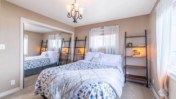 Desk, iron/ironing board, WiFi, bed sheets