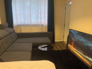 Smart TV - Modern 2BR in heart of Westminster SW1. 10 min walk to Victoria and Big Ben  (London)