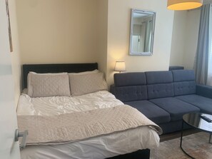 2 Schlafzimmer, Schreibtisch, Bügeleisen/Bügelbrett, WLAN