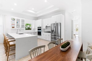 Fridge, microwave, oven, stovetop - NEW! Luxe Retreat w/Saltwater Pool & Spa - 3 Kings (Naples)