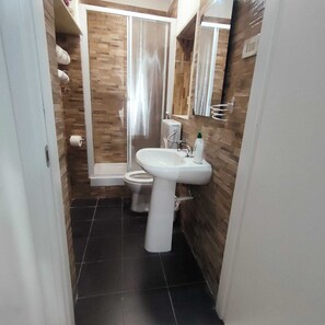 Shower, hair dryer, towels, soap - Angy's Little House is a small abode a 10-minute walk from downtown (Palermo)
