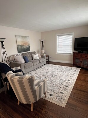 TV - Comfortable 2BR Home Minutes to Dining & Hospital (Owensboro)