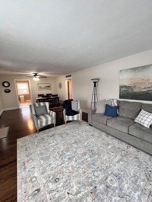 TV - Comfortable 2BR Home Minutes to Dining & Hospital (Owensboro)