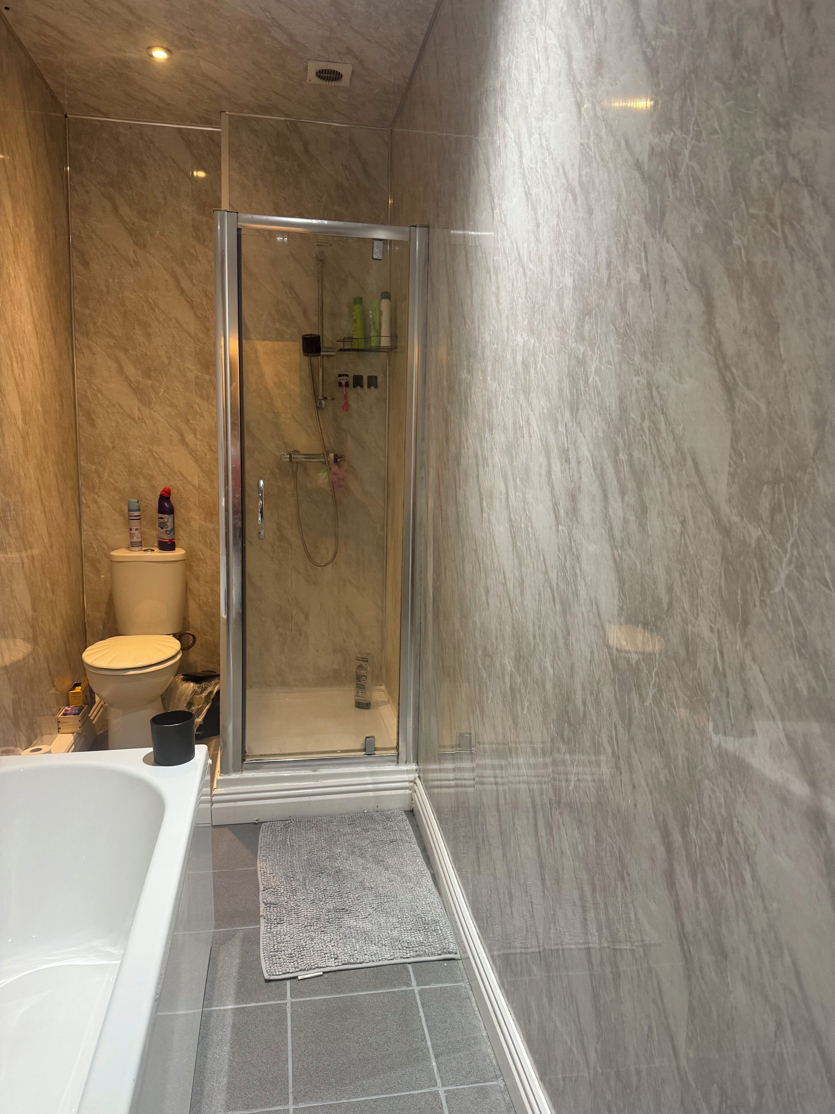 Dusche, Haartrockner, Handtücher, Toilettenpapier