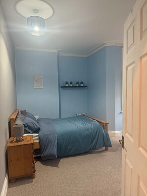 2 bedrooms, iron/ironing board, WiFi, bed sheets - Ground floor apartment in vibrant Heaton. 1 mile from city centre and near coast (Newcastle upon Tyne)