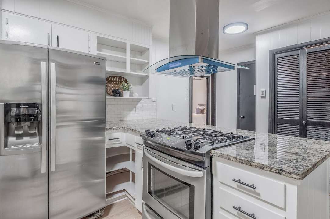 Fridge, microwave, stovetop, dishwasher