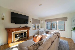 Living area - Comfortable 5BR Ames Stay  Close to Campus (Ames)
