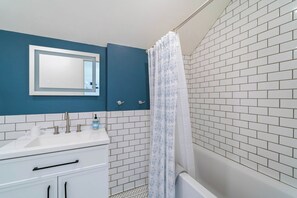 Een douche, een haardroger, handdoeken, shampoo