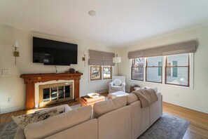 Living area - Comfortable 5BR Ames Stay  Close to Campus (Ames)