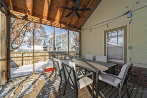Outdoor dining - Comfortable 5BR Ames Stay  Close to Campus (Ames)