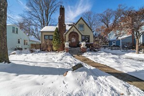 Exterior - Comfortable 5BR Ames Stay  Close to Campus (Ames)