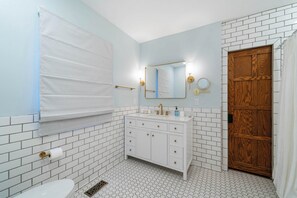 Een douche, een haardroger, handdoeken, shampoo