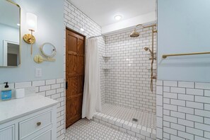 Shower, hair dryer, towels, shampoo - Comfortable 5BR Ames Stay  Close to Campus (Ames)