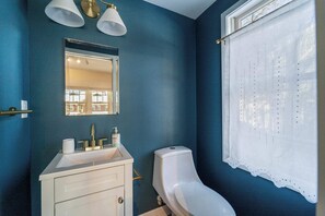 Een douche, een haardroger, handdoeken, shampoo