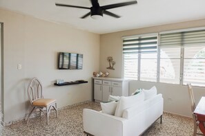 Smart TV - Safe & quiet 2-bedroom apartment in perfect Manatí with cool AC (Manatí)
