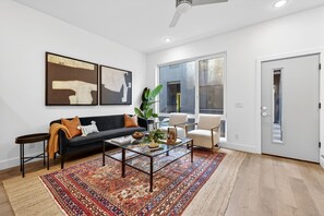 Living area - The Velvet Retreat - A Luxury Nashville Experience (Nashville)