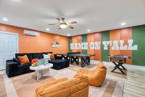 Games room - Sleeps 14 | Pool + Hot Tub | Near Airport (San Antonio)