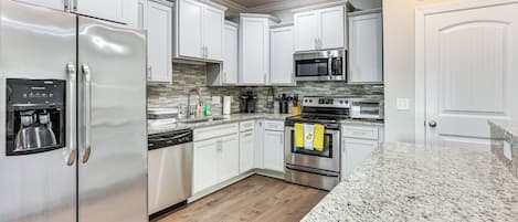 Réfrigérateur, micro-ondes, plaque de cuisson, lave-vaisselle